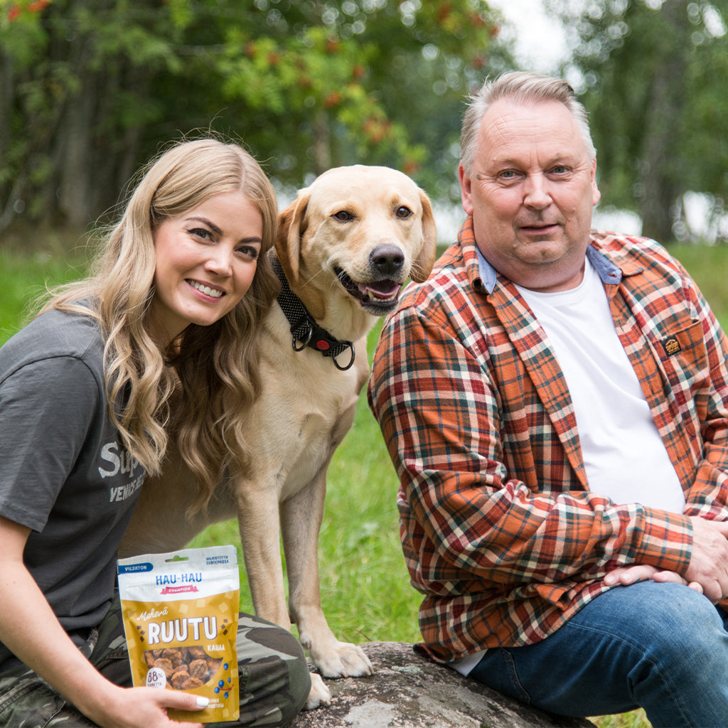 Koti koiralle ohjelman juontajat Tommy ja Janni, sekä Sorry-koira