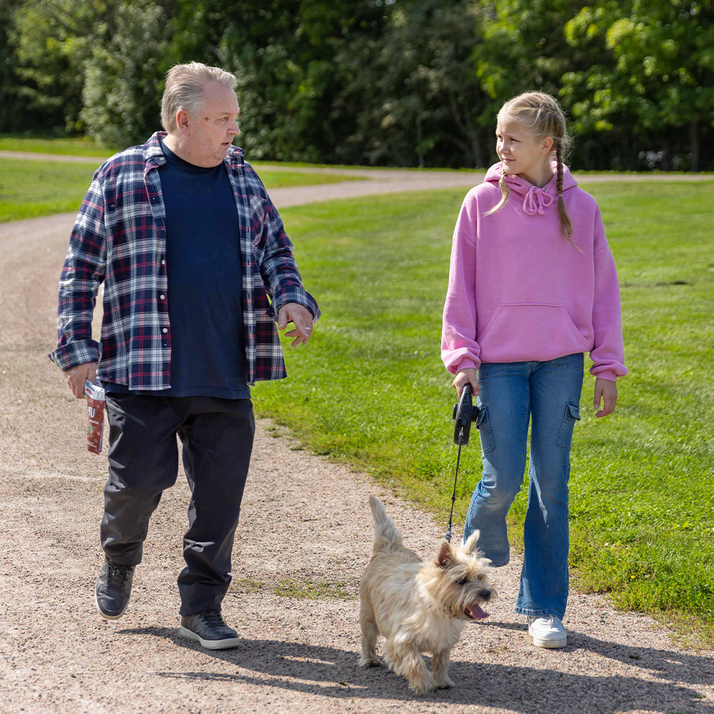 Peruskoulu on jokakoiranoikeus -vinkkisarjan nostokuva, kuvassa Tommy Wirén ja tyttö joka taluttaa pientä terrieriä